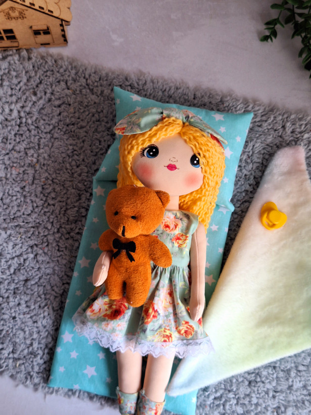 پک عروسک پارچه ای خاله بازی صورت نقاشی همراه ست رختخواب و پستونک و خرس تدی